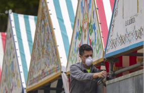 ep archivo   un operario trabajando en la instalacion de las casetas de la feria de abril de sevilla
