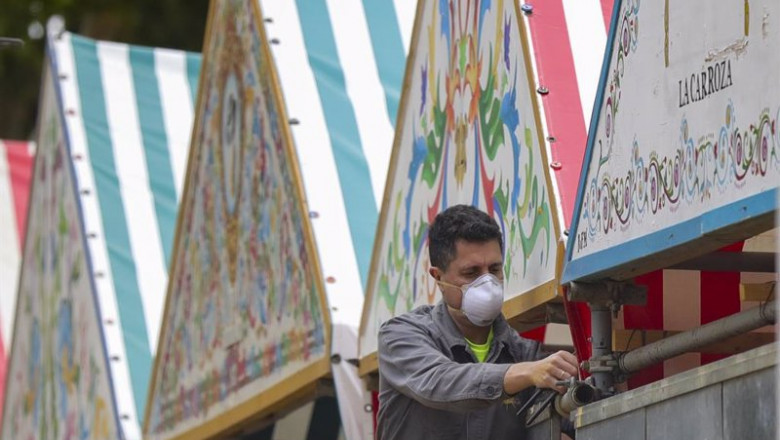 ep archivo   un operario trabajando en la instalacion de las casetas de la feria de abril de sevilla