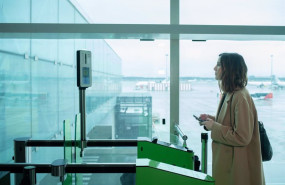 ep archivo   una mujer prueba el sistema de reconocimiento biometrico de vueling en el aeropuerto de