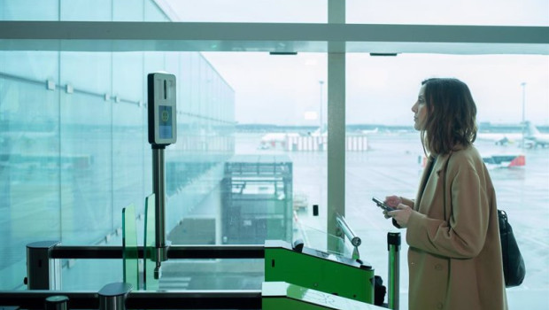ep archivo   una mujer prueba el sistema de reconocimiento biometrico de vueling en el aeropuerto de
