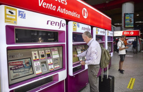 ep archivo una persona en una de las maquinas de venta de billetes en la estacion madrid atocha ep archivo una persona en una de las maquinas de venta de billetes en la estacion madrid atocha