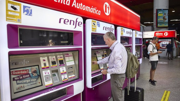 ep archivo   una persona en una de las maquinas de venta de billetes en la estacion madrid atocha