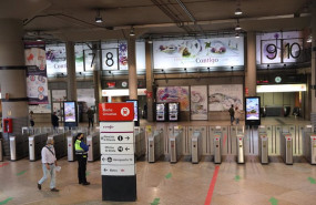 ep archivo   una vigilante de seguridad y un hombre caminan por el estibulo de la estacion de
