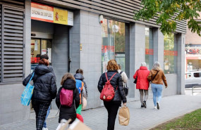 ep archivo   varias personas pasan frente a la sepe de acacias a 2 de diciembre de 2022 en madrid