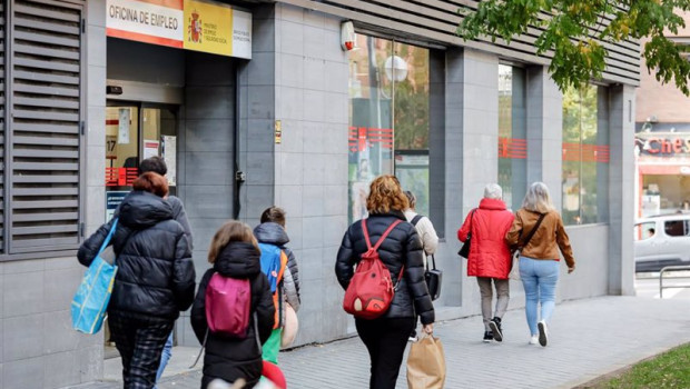 ep archivo   varias personas pasan frente a la sepe de acacias a 2 de diciembre de 2022 en madrid