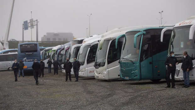 ep archivo   varios autocares discrecionales y turisticos estacionados