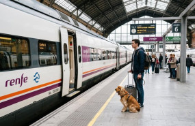 ep archivo   viajero con un perro a punto de entrar a un tren