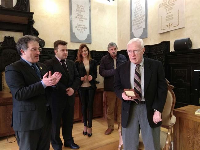 Astorga (León).- Stanley Payne recibe la medalla de la bimilenaria | AYUNTAMIENTO DE ASTORGA ep astorga leon- stanley payne recibemedallala bimilenaria