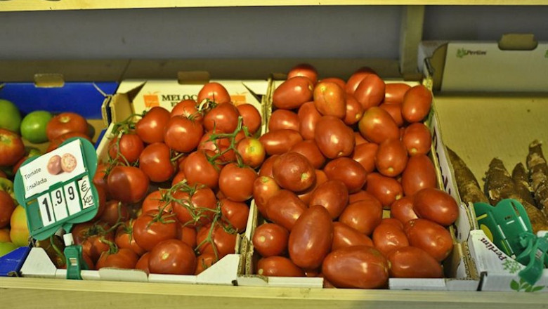 ep cajas de tomates tomates en rama y tomates de pera en un mercado de madrid ep cajas de tomates tomates en rama y tomates de pera en un mercado de madrid