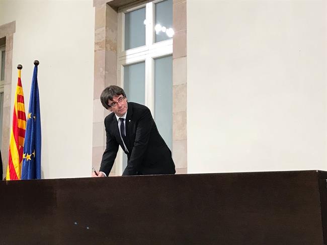 Carles Puigdemont firma la declaración de su compromiso con la independencia | EUROPA PRESS ep carles puigdemont firmadeclaracionsu compromisola independencia