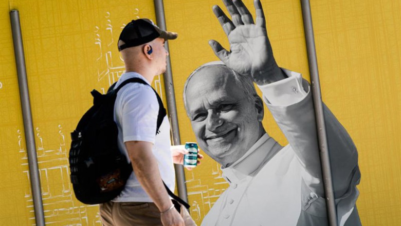 ep cartel publicitario de la visita del papa en la plaza de cibeles a 28 de mayo de 2026 en madrid