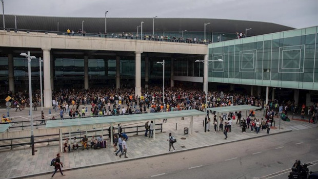 ep centenars de persones es concentren a laeroport de barcelona-el prat en protesta per la sentncia