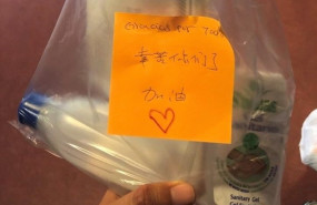 ep ciudadanos chinos regalan mascarillas y gel desifectante a policia y bomberos de leganes