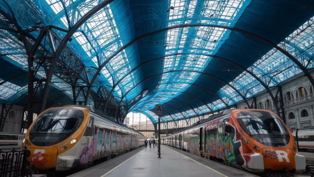 ep dos trenes en la estacion de francia donde opera rodalies ep dos trenes en la estacion de francia donde opera rodalies