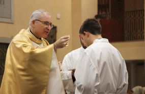 ep el obispo auxiliar de la diocesis de cartagena sebastian chico ofrece el cuepro de cristo a un