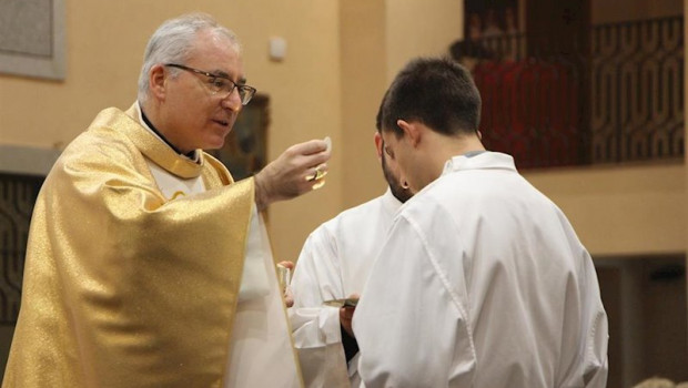 ep el obispo auxiliar de la diocesis de cartagena sebastian chico ofrece el cuepro de cristo a un