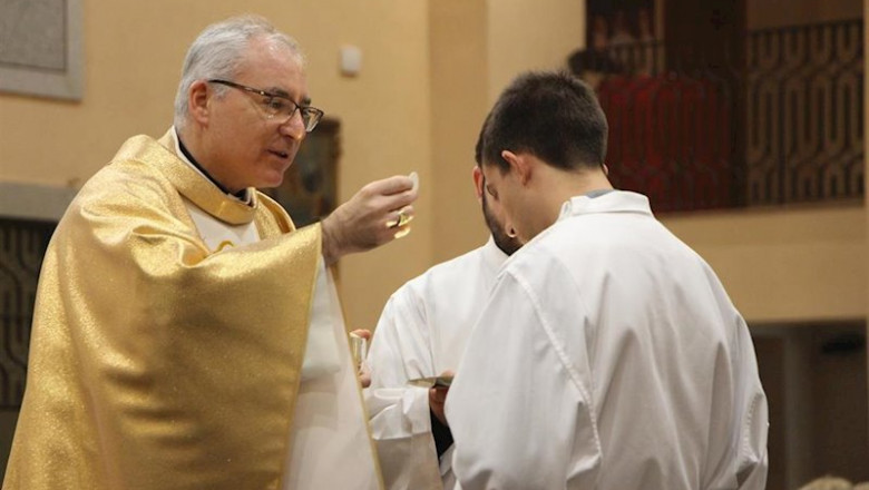 ep el obispo auxiliar de la diocesis de cartagena sebastian chico ofrece el cuepro de cristo a un