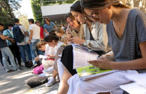 ep estudiantes repasan antes de realizar la prueba de acceso a la universidad
