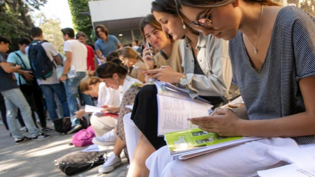 ep estudiantes repasan antes de realizar la prueba de acceso a la universidad