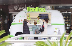 ep food truck de llaollao instalada en el corte ingles de murcia