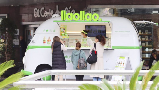 ep food truck de llaollao instalada en el corte ingles de murcia