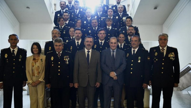 ep foto de familia de los funcionarios del cuerpo nacional de policia condecorados con motivo de la