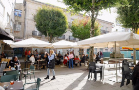 ep grupos de comensales sentados en una terraza de un establecimiento en vigo galicia espana