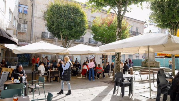 ep grupos de comensales sentados en una terraza de un establecimiento en vigo galicia espana