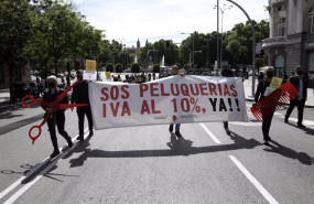 ep grupos de personas se manifiestan con una pancarta donde se puede leer sos peluquerias iva al 10