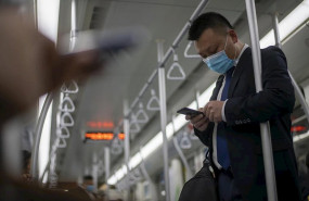 ep imagen de un hombre con mascarilla en el transporte publico en shanghai ep imagen de un hombre con mascarilla en el transporte publico en shanghai