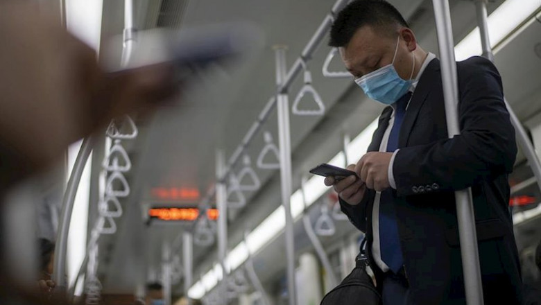 ep imagen de un hombre con mascarilla en el transporte publico en shanghai ep imagen de un hombre con mascarilla en el transporte publico en shanghai