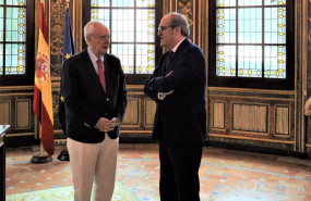 ep javier ruperez presidente de plataforma denaria junto con el defensor del pueblo angel gabilondo