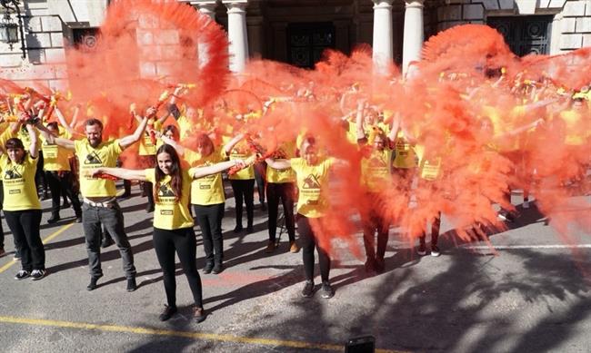 Los activistas han roto unas banderillas con la sangre falsa | AYTO ep los activistasrotobanderillasla sangre falsa