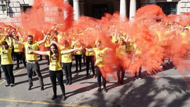 ep los activistasrotobanderillasla sangre falsa