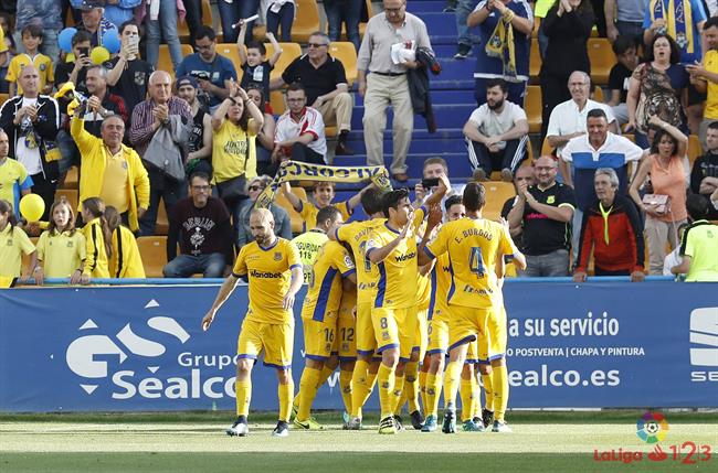 Los jugadores del Alcorcón celebran su victoria ante el Rayo Vallecano. | LALIGA ep los jugadoresalcorcon celebranvictoriarayo vallecano