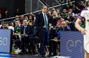 ep luis casimiro en el banquillo durante un partido del unicaja