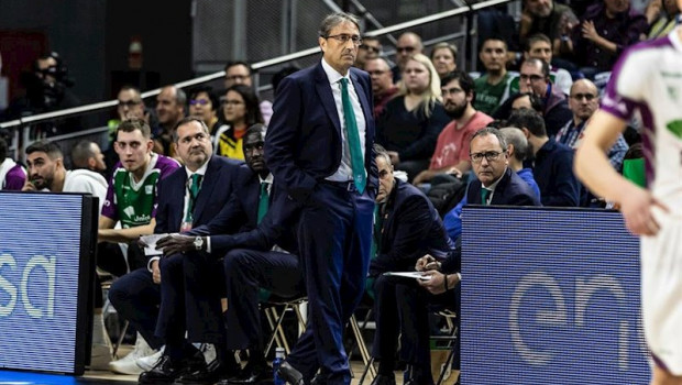 ep luis casimiro en el banquillo durante un partido del unicaja