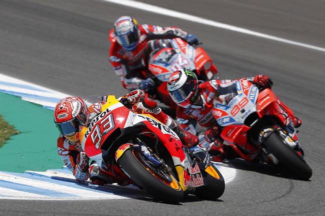 Márquez liderando grupo en el circuito de Jeréz junto a Lorenzo y a Dovizioso | REPSOL MEDIA ep marquez liderando grupocircuitojereza lorenzoa dovizioso