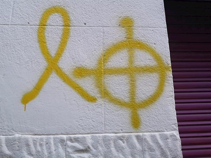 ep pintadas aparecidas en el comercio de la familia de albert rivera