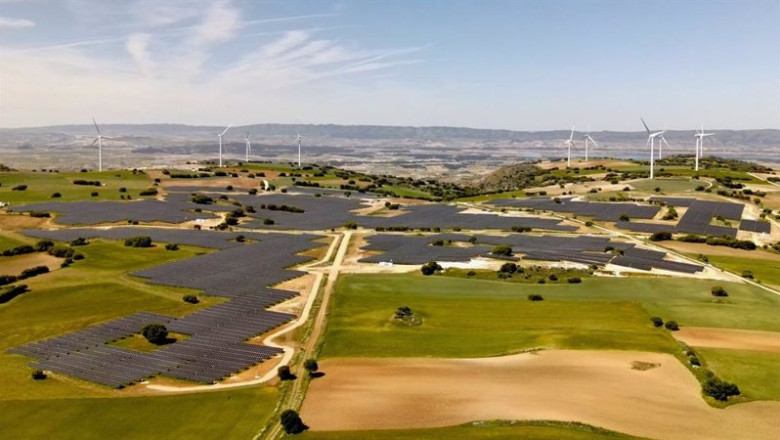 ep planta hibrida eolica y solar en cuenca ep planta hibrida eolica y solar en cuenca