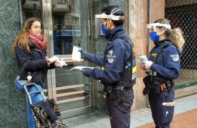 ep policias locales reparten mascarillas en logrono