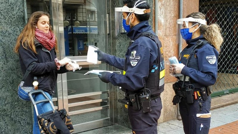 ep policias locales reparten mascarillas en logrono ep policias locales reparten mascarillas en logrono