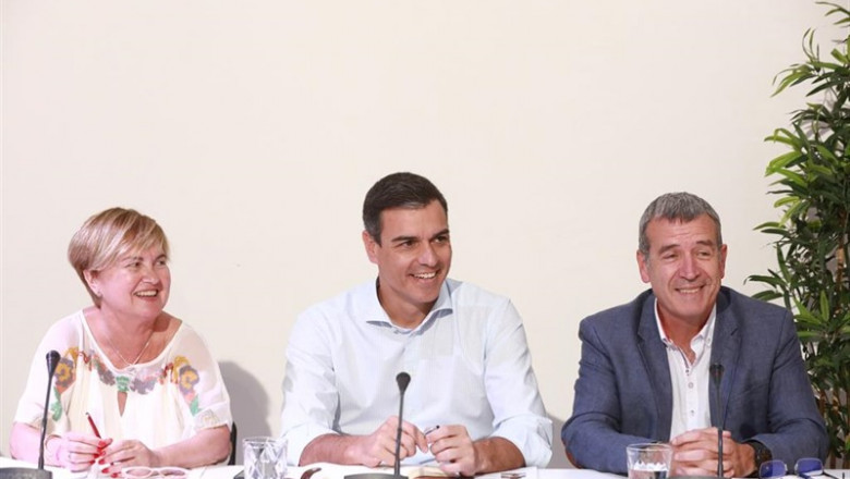 El secretario general del PSOE y presidente del Gobierno en funciones, Pedro Sánchez (2i) y la ex alta Comisionada del Gobierno frente al Reto Demográfico y secretaria de Función Pública del PSOE, Isaura Leal (1i), durante la reunión con organizaciones d | Psoe ep secretario generalpsoepresidentegobiernofunciones pedro sanchez 2i yex alta comisionadagobierno frentereto demograficosecretariafuncion publicapsoe isaura leal 1i durantereunionorganizaciones d