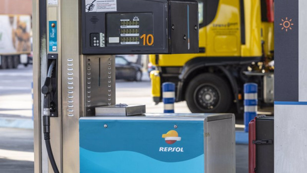 ep surtidor de combustible renovable en estacion de servicio de repsol