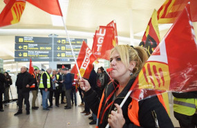 ep trabajadora en la concentracion de ugt y ccoo de catalunya en el aeropuerto de barcelona el prat