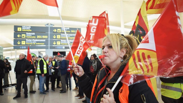 ep trabajadora en la concentracion de ugt y ccoo de catalunya en el aeropuerto de barcelona el prat