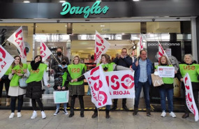 ep trabajadoras de douglas protestan por el ere que pretende la empresa