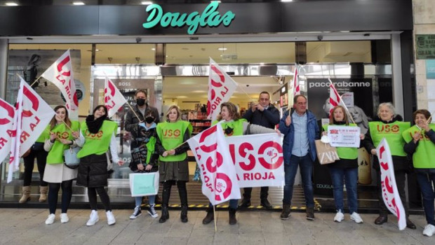 ep trabajadoras de douglas protestan por el ere que pretende la empresa