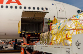 ep un avion a330 de iberia carga el material humanitario de unicef con destino a haiti