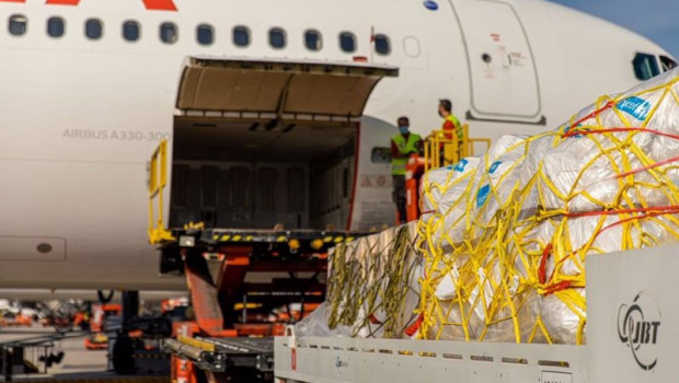 ep un avion a330 de iberia carga el material humanitario de unicef con destino a haiti